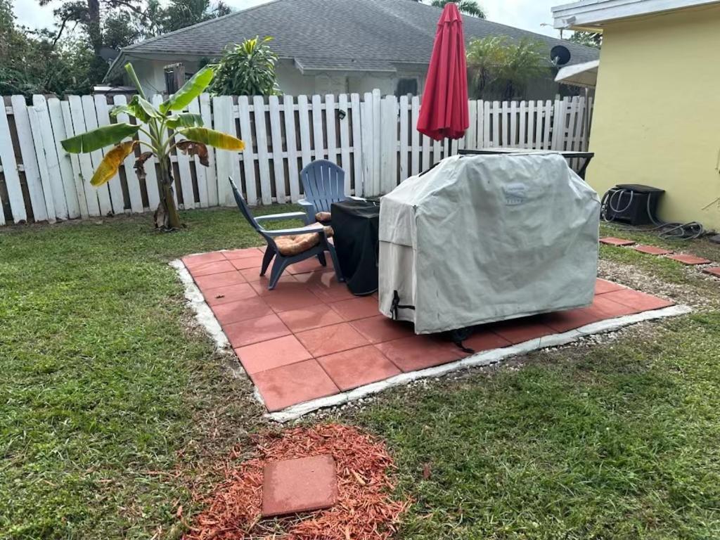 Cozy Retreat: 3-Bedroom House & Cottage with Outdoor Oasis Lake Worth Beach Exterior photo